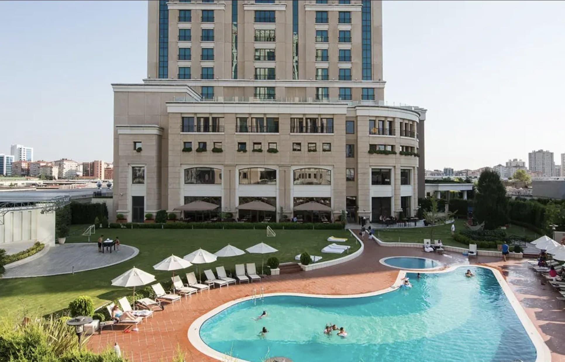 Зона бассейна в отеле Istanbul Marriott