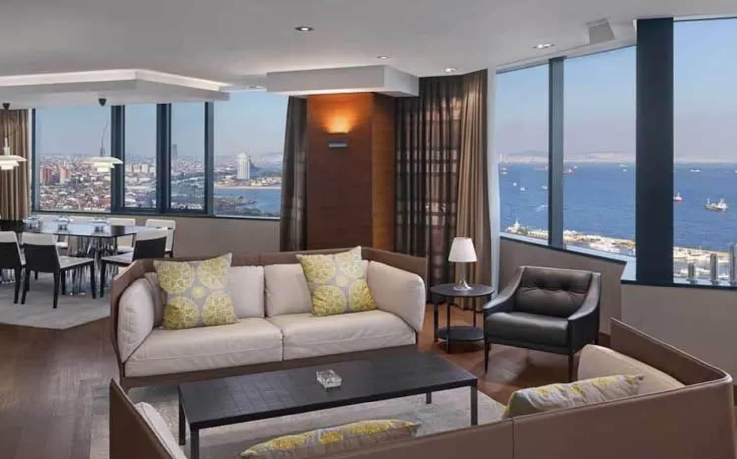Обеденная зона с видом в отеле Sheraton в Стамбуле