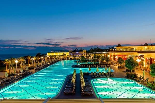 Бассейн в отеле в Белеке вечером c красивой подсветкой, Турция