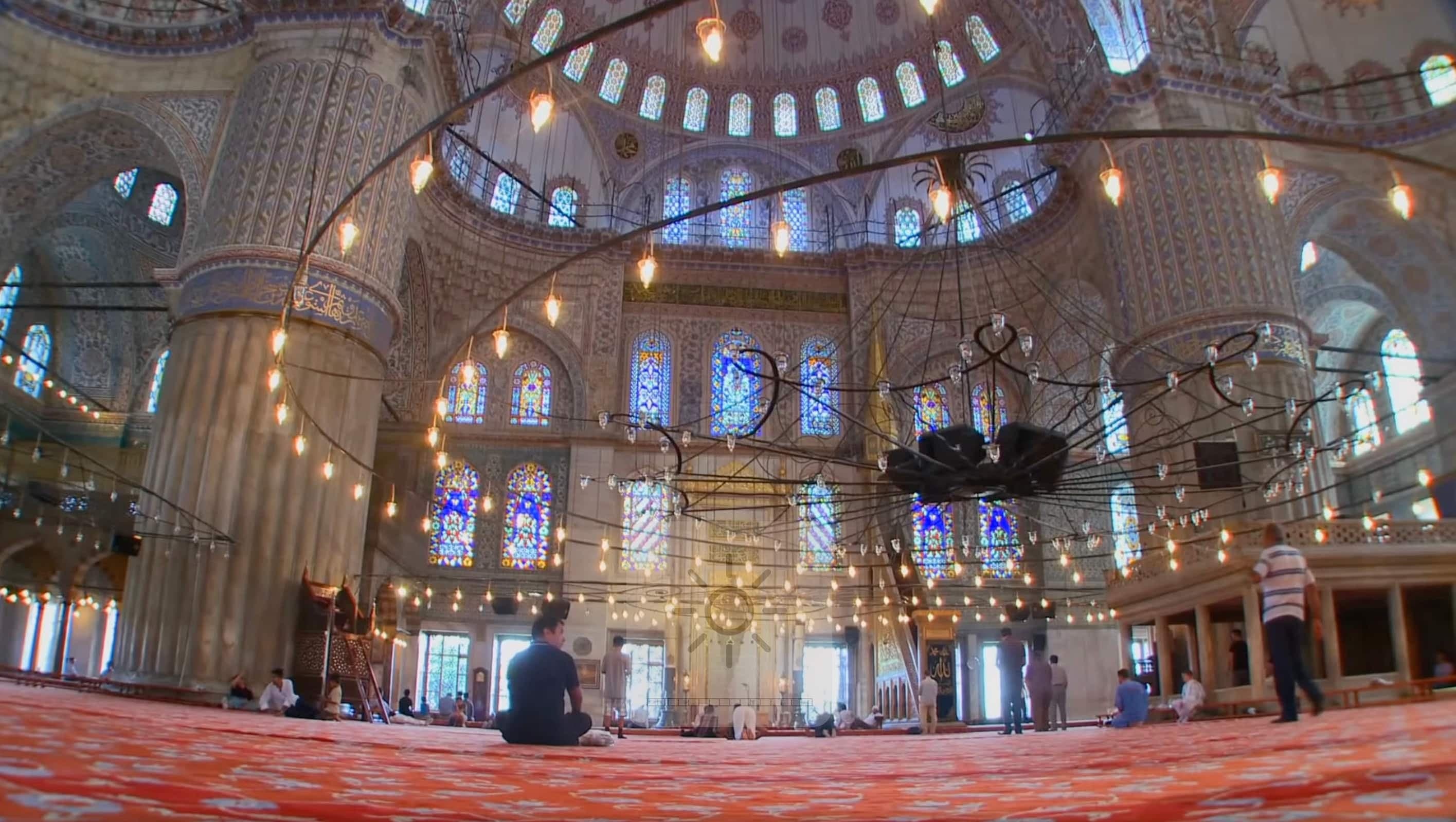 Люстры внутри мечети Султанахмет