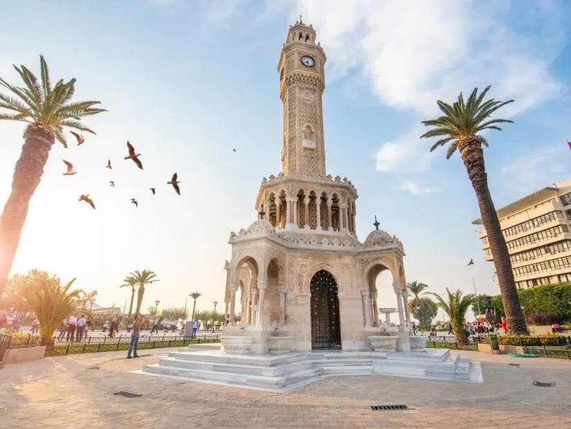 Историческая башня с часами в Измире