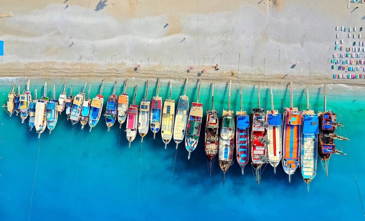Разноцветные лодки для экскурсий