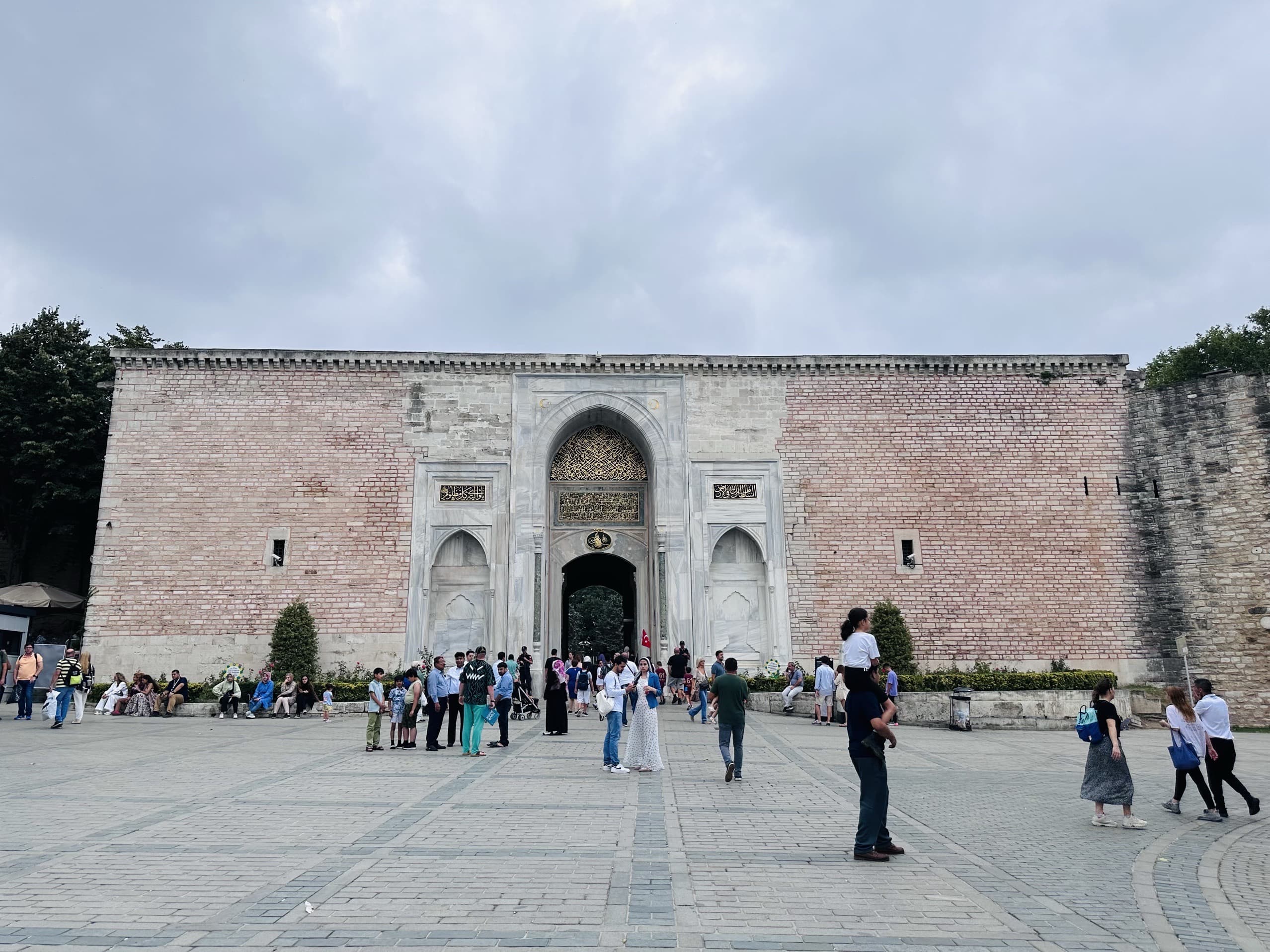 Султанские ворота, дворцовая стена